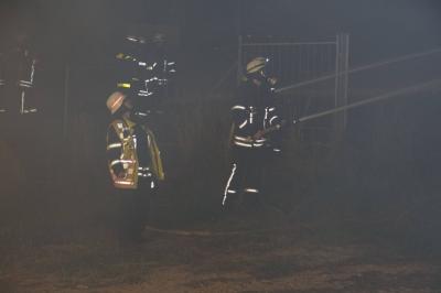 Pforzheim - Umfangreiche Loescharbeiten nach Brand von 500 Heuballen